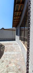 ein Gebäude mit einem steinernen Gehweg neben einem Fenster in der Unterkunft Дом с красивым видом in Arzni