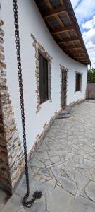 ein weißes Haus mit Steinboden und einem Dach in der Unterkunft Дом с красивым видом in Arzni