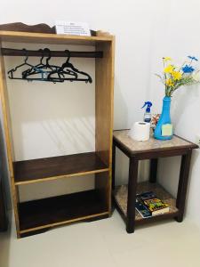een boekenplank en een bijzettafel in een kamer bij Queen's Room Rental 3 in El Nido