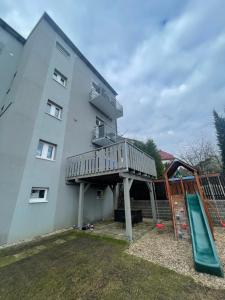 Herní místnost nebo prostor pro děti v ubytování Plně vybavený krásný apartmán 1kk s balkonem, výhledem