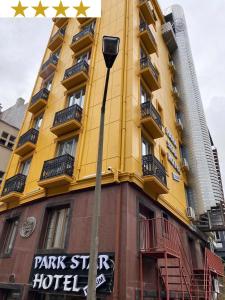 un edificio amarillo con estrellas encima en Park Star Hotel Taksim, en Estambul