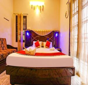 1 dormitorio con 1 cama grande en una habitación en FabEscape Queens Paradise en Pondicherry