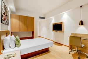 Katil atau katil-katil dalam bilik di Lemon Tree Hotel, Ahmedabad