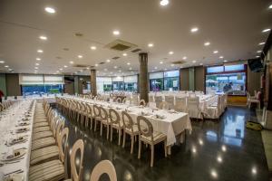 カラオラにあるNuevo Zenit Calahorraの白いテーブルと椅子が備わる宴会場