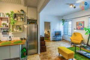 cocina y sala de estar con nevera en City Cottage - Kalamata Villas en Kalamata