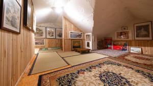 龍仁的住宿－Museum Stay，大型客房的墙壁上铺有地毯,设有天花板。