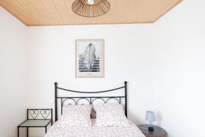 a bedroom with a black bed and a ceiling at Appartement au pays basque in Ahetze
