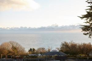 een koepelvormig gebouw met uitzicht op het water bij Puckaster Cove Luxury Yurt in Niton