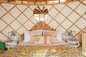 Posezení v ubytování Puckaster Cove Luxury Yurt