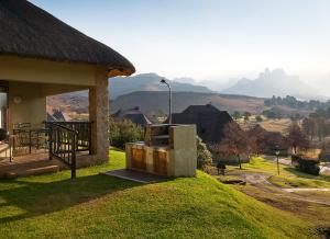 une maison avec vue sur les montagnes dans l'établissement Fairways Drakensberg Resort, à Drakensberg Garden