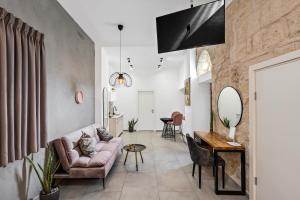 Телевизор и/или развлекательный центр в Old City Boutique - By La Finca Hotel +28 фотографий