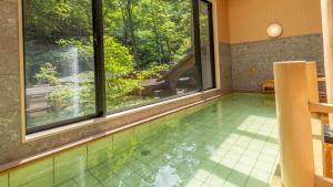 Bazén v ubytování Shionoyu Onsen Rengetsu nebo v jeho okolí