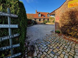 a street sign in front of a brick house at Studio Malow in Arques