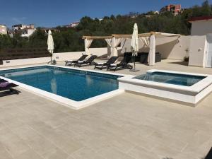 Fotografia z galérie ubytovania Apartment in Okrug Gornji with sea view, balcony, air conditioning, WiFi 5048-2 v Trogiri