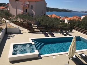 Výhled na bazén z ubytování Apartment in Okrug Gornji with sea view, balcony, air conditioning, WiFi 5048-2 nebo okolí