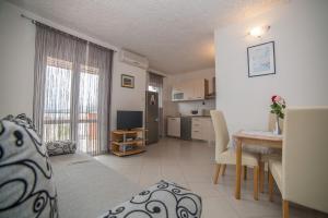 Posezení v ubytování Apartment in Okrug Gornji with sea view, balcony, air conditioning, WiFi 5048-2