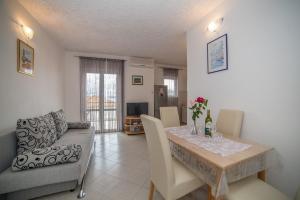 Fotografia z galérie ubytovania Apartment in Okrug Gornji with sea view, balcony, air conditioning, WiFi 5048-2 v Trogiri
