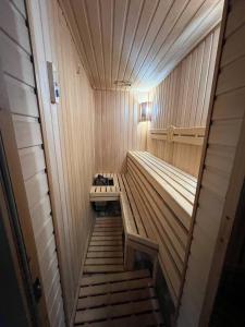 una pequeña sauna con un banco en el medio en Premium hostel, en Tashkent