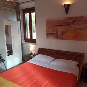 A bed or beds in a room at Appartamento fiera di roma e aereoporto fiumicino Még 11 kép