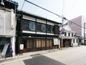 ein Gebäude an der Straßenseite in der Unterkunft RITA Yame Fukushima in Yame