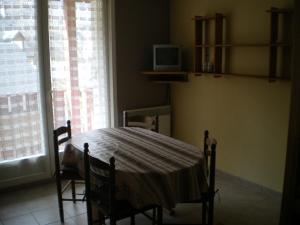 TV a/nebo společenská místnost v ubytování Agréable Studio à 400 m du centre ville de Luz + 8 fotografií