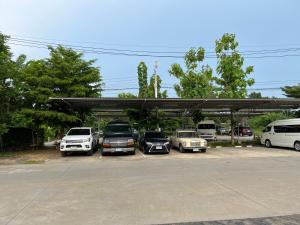a group of cars parked in a parking lot at โรงแรมช้างใหญ่ใจดี in Yasothon