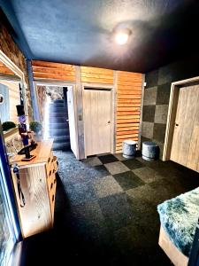 Habitación con puertas de madera y suelo de baldosa en Chalet Donky, en Donovaly