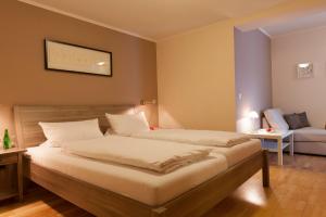 Un pat sau paturi într-o cameră la Merker's Hotel & Restaurant Bostalsee