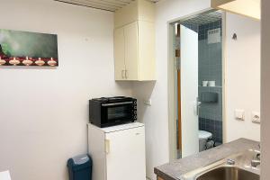 eine Küche mit einer Mikrowelle auf dem Kühlschrank in der Unterkunft Fully Equipped Apartment in Zweibrücken
