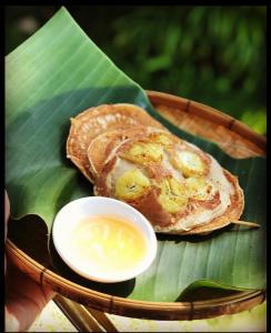 une assiette de nourriture sur une feuille de bananes avec une sauce trempante dans l'établissement Paradise Cottage, à Ko Chang