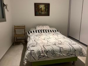 a bedroom with a bed and a chair at סוויטה מדהימה במרכז הארץ-amazing suite in the center of the country in Beʼer Ya‘aqov
