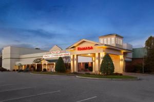 Ramada Hotel & Conference Center by Wyndham Lewiston في لويستون: محطة وقود موبيلوكو في موقف للسيارات