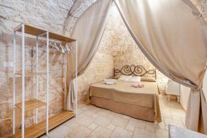 A bed or beds in a room at Trullo Delle Ginestre Private Pool - Happy Rentals