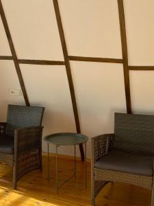 twee stoelen en een tafel in een kamer bij Agro Guesthouse Korena in Koetaisi