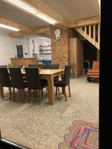 een eetkamer met een houten tafel en stoelen bij Agro Guesthouse Korena in Koetaisi