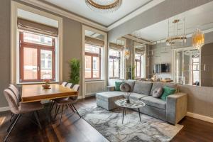 Posedenie v ubytovaní Luxury Apartment With Balcony next to the New York Café