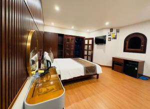 Habitación de hotel con cama y lavabo en Dalat Eco House en Trai Mat