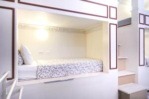a bedroom with a bed and a mirror at Guesthouse Phuket Airport in Ban Bo Han