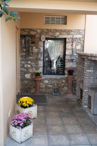 una sala de estar con una chimenea de piedra y flores en Fairytale house, 