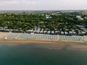una vista aerea su una spiaggia con un resort di Estivo Premium Deluxe mobile homes on Camping Malibu Beach a Lido di Jesolo