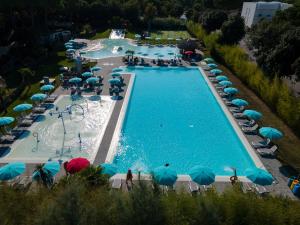 an overhead view of a large pool with umbrellas at Estivo Premium Deluxe mobile homes on Camping Malibu Beach in Lido di Jesolo