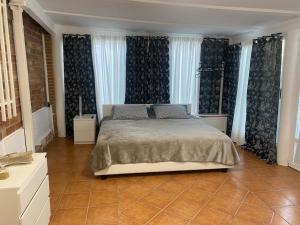a bedroom with a large bed with blue curtains at Encantador alojamiento con acceso a piscina compartida in Monserrat +33 photos