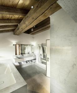 a large bathroom with a sink and a tub at Résidence Eden - Chalets pour 10 Personnes 754 in Courchevel