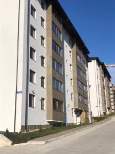 a large apartment building on the side of a street at Ilinca-ZGATIA in Piatra Neamţ
