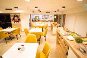 A restaurant or other place to eat at KViHotel Budapest - the smart hotel