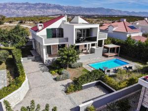 - une vue aérienne sur une maison avec une piscine dans l'établissement Villa Flavia and Alba - Private Heated Pool, à Novalja