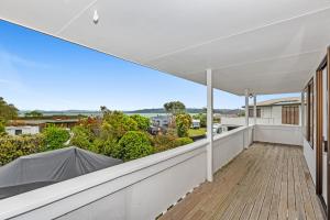 Balkon oz. terasa v nastanitvi Manaia View - One Tree Point Holiday Home