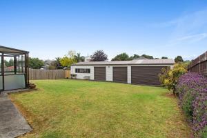 Vrt pred nastanitvijo Manaia View - One Tree Point Holiday Home