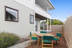 Balkon oz. terasa v nastanitvi Manaia View - One Tree Point Holiday Home