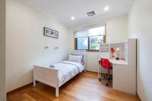 Rúm í herbergi á Magnificent Eltham House with stunning view